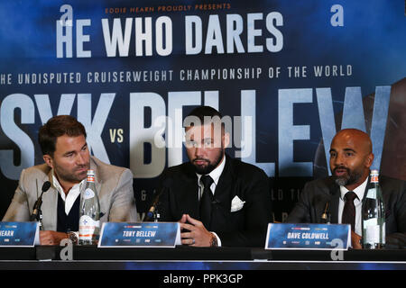 Tony Bellew und sein Team (Eddie Hearn und David Coldwell) während der oleksandr Usyk und Tony Bellew Pressekonferenz in Manchester, UK. Aufnahmedatum: Stockfoto