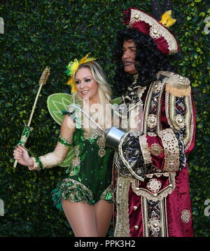 Louis Emerick und Kristina Rhianoff besuchen Pantomime Photocall Stockfoto