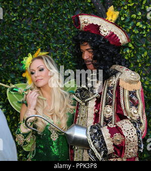 Louis Emerick und Kristina Rhianoff besuchen Pantomime Photocall Stockfoto