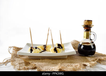 Freude mit Balsamico Essig aus Modena und Parmigiano Reggiano auf einem rustikalen Tisch Stockfoto