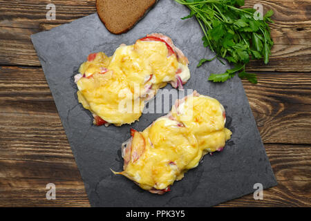 In Backofen Fleisch mit Champignons, Tomate und Käse überbacken, servet auf Stein Platte Stockfoto