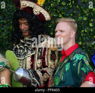 Louis Emerick und Kristina Rhianoff besuchen Pantomime Photocall Stockfoto