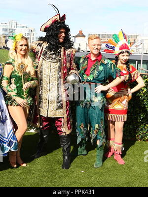 Louis Emerick und Kristina Rhianoff besuchen Pantomime Photocall Stockfoto