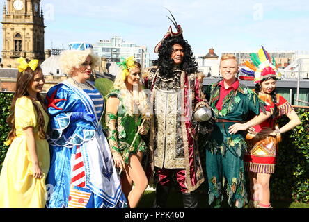 Louis Emerick und Kristina Rhianoff besuchen Pantomime Photocall Stockfoto