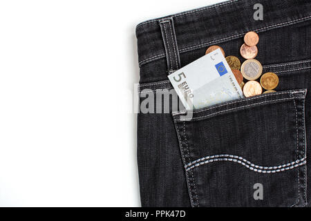 Euro-banknoten und -münzen in schwarzen Jeans Gesäßtasche auf weißem Hintergrund (isoliert) Stockfoto