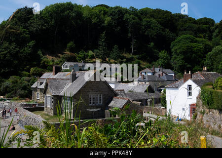 Blick auf die alte Stein und Schiefer School House und Cottages von Durgan durch Meer Wände auf Helford Passage, Cornwall geschützt. Stockfoto