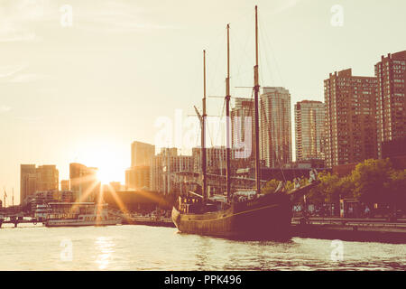 TORONTO, KANADA - 18 SEPTEMBER 2018: Sonnenuntergang am Ontario See mit Tall Ship bei Marina in Toronto, Kanada. Stockfoto