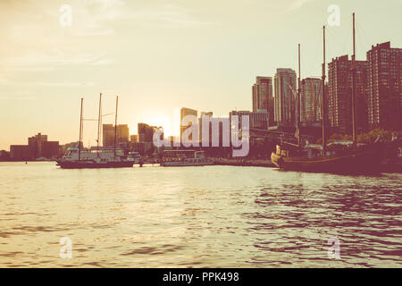 TORONTO, KANADA - 18 SEPTEMBER 2018: Sonnenuntergang am Ontario See mit Tall Ship bei Marina in Toronto, Kanada. Stockfoto