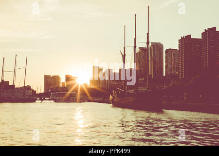 TORONTO, KANADA - 18 SEPTEMBER 2018: Sonnenuntergang am Ontario See mit Tall Ship bei Marina in Toronto, Kanada. Stockfoto