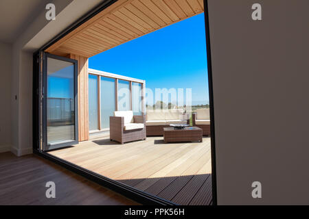 Französische Fenster geöffnet zu einem überdachten Balkon von einem Interieur Exterieur Designer erstellt Stockfoto