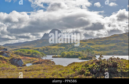 SUILVEN SUTHERLAND SCHOTTLAND BLICK ÜBER LOCH DRUIM SUARDALAIN AUF DER KUPPEL DES CAISTEAL LIATH Stockfoto