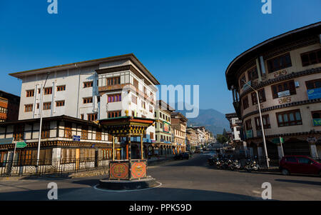 Eine Straße und Häuser in Thimpu, der Hauptstadt der Himalaja Königreich Bhutan Stockfoto