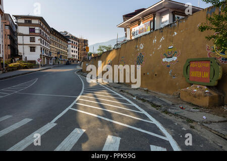 Eine Straße und Häuser in Thimpu, der Hauptstadt der Himalaja Königreich Bhutan Stockfoto