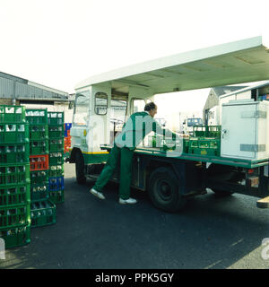 Haustür Lieferung mit milchmann Milch und Milch schweben Stockfoto