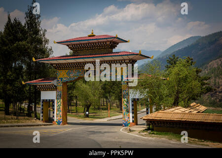 Gehweg zum Palast des Königs in Thimpu, der Hauptstadt der Himalaja Königreich Bhutan Stockfoto