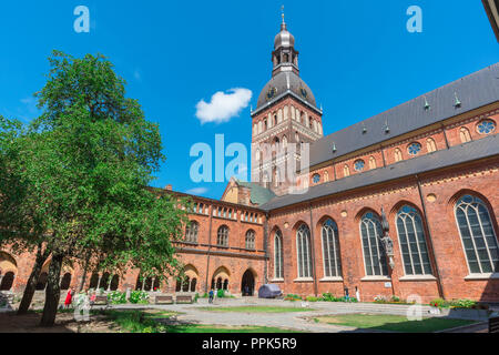 Dom zu Riga, Aussicht im Sommer der Turm der Kathedrale und das Kloster von innen das Kartenblatt, Garten, Riga, Lettland. Stockfoto