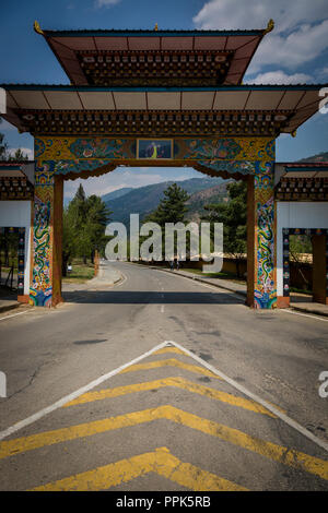 Gehweg zum Palast des Königs in Thimpu, der Hauptstadt der Himalaja Königreich Bhutan Stockfoto