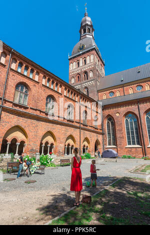 Dom zu Riga, Aussicht im Sommer der Turm der Kathedrale und das Kloster von innen das Kartenblatt, Garten, Riga, Lettland. Stockfoto