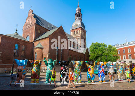 Riga Domplatz, vor der Kulisse der Kathedrale Kinder sehen die United Buddy Bears Ausstellung im Dom zu Riga, Lettland. Stockfoto