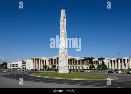 Rom. Italien. Eur. Der Obelisk zu Guglielmo Marconi gewidmet auf der Piazza Guglielmo Marconi. Der 45 Meter hohe Obelisk aus Stahlbeton Stockfoto