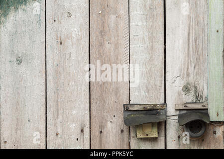 Vintage lightswitch und die Steckdose auf hölzernen Hintergrund Stockfoto