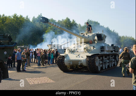 ENSCHEDE, Niederlande - 01 September, 2018: ein Panzer aus dem Zweiten Weltkrieg rolling bei einer militärischen Armee zeigen. Stockfoto