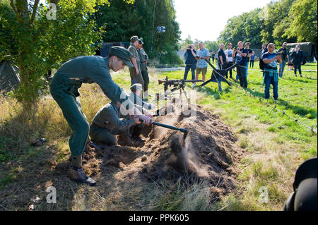 ENSCHEDE, Niederlande - 01 September, 2018: Die deutschen Soldaten einen Graben ausheben bei einer militärischen Armee zeigen für die Öffentlichkeit. Stockfoto
