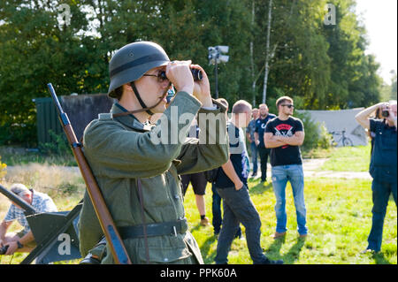 ENSCHEDE, Niederlande - 01 September, 2018: Die deutschen Soldaten beobachtet mit einem Fernglas bei einer militärischen Armee zeigen. Stockfoto