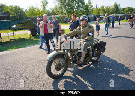 ENSCHEDE, Niederlande - 01 September, 2018: ein Motorrad vorbei bei einer militärischen Armee zeigen. Stockfoto
