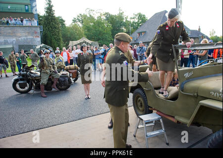 ENSCHEDE, Niederlande - 01 September, 2018: ein Sänger aus der gt. Wilson's Army Show' aus einem Jeep bei einer militärischen Armee zeigen. Stockfoto