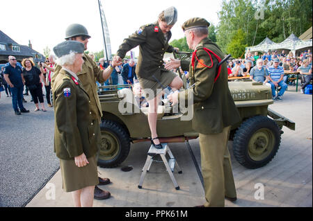 ENSCHEDE, Niederlande - 01 September, 2018: ein Sänger aus der gt. Wilson's Army Show' aus einem Jeep bei einer militärischen Armee zeigen. Stockfoto