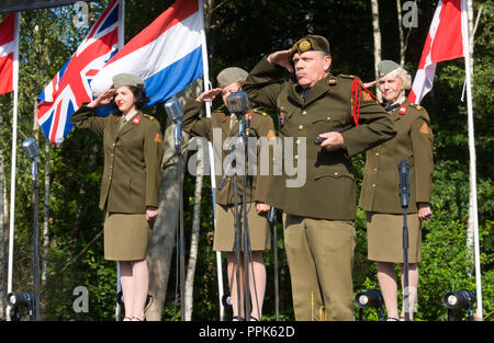 ENSCHEDE, Niederlande - 01 September, 2018: Die gt. Wilson's Army Show 'tun ihre Bühnenshow mit historischen 40er Jahre Songs bei einer militärischen Armee zeigen. Stockfoto