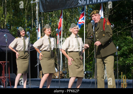ENSCHEDE, Niederlande - 01 September, 2018: Die gt. Wilson's Army Show 'tun ihre Bühnenshow mit historischen 40er Jahre Songs bei einer militärischen Armee zeigen. Stockfoto
