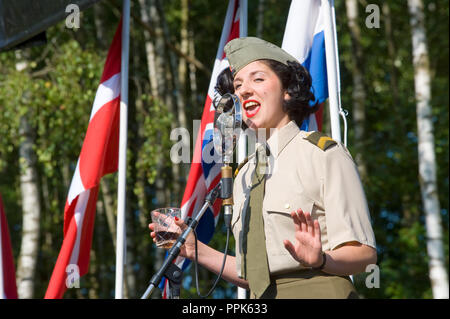 ENSCHEDE, Niederlande - 01 September, 2018: ein Sänger aus der gt. Wilson's Army Show 'tun ihre Bühnenshow mit historischen 40er Jahre Songs bei einer militärischen Stockfoto