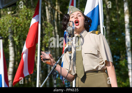 ENSCHEDE, Niederlande - 01 September, 2018: ein Sänger aus der gt. Wilson's Army Show 'tun ihre Bühnenshow mit historischen 40er Jahre Songs bei einer militärischen Stockfoto