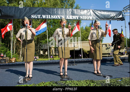 ENSCHEDE, Niederlande - 01 September, 2018: Die gt. Wilson's Army Show 'tun ihre Bühnenshow mit historischen 40er Jahre Songs bei einer militärischen Armee zeigen. Stockfoto