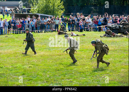 ENSCHEDE, Niederlande - 01 September, 2018: Soldaten kämpfen und Schießen während einer militärischen Armee zeigen für die Öffentlichkeit. Stockfoto
