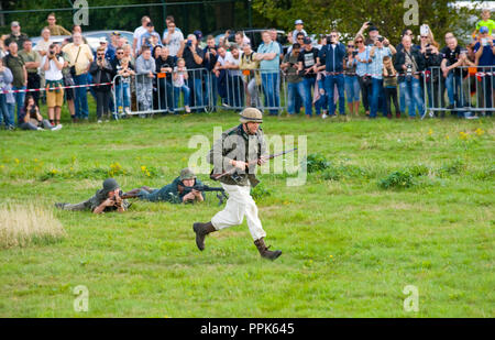 ENSCHEDE, Niederlande - 01 September, 2018: Soldaten kämpfen und Schießen während einer militärischen Armee zeigen für die Öffentlichkeit. Stockfoto