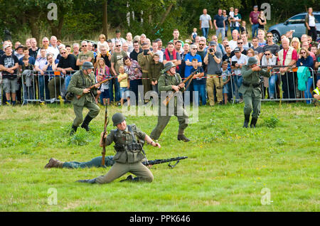 ENSCHEDE, Niederlande - 01 September, 2018: Deutsche Soldaten kämpfen und Schießen während einer militärischen Armee zeigen für die Öffentlichkeit. Stockfoto