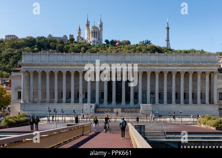 Die Lyon Gericht oder der Palast der 24 Spalten mit im Hintergrund die Basilika von Fourvière. Stockfoto