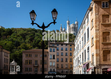 Blick auf die Basilika von Fourvière vom Vieux Lyon Stockfoto