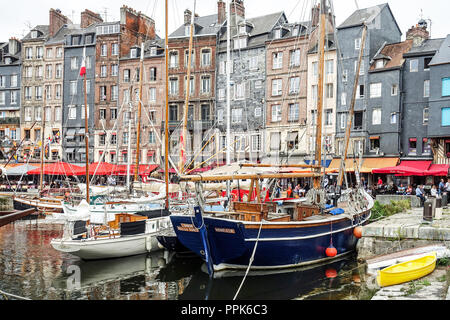 Boote in den Hafen von Honfleur, Normandie, Frankreich Stockfoto