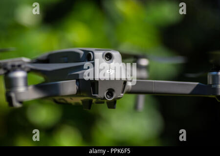 Ansicht von Hinten Nahaufnahme DJI Mavic2 pro Rückansicht, schweben auf Luft Stockfoto