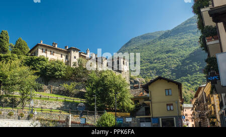 Die Stadt Verres im Aostatal NW Italien, mit der Stiftskirche von Sant'Egido/Saint Gilles. Stockfoto