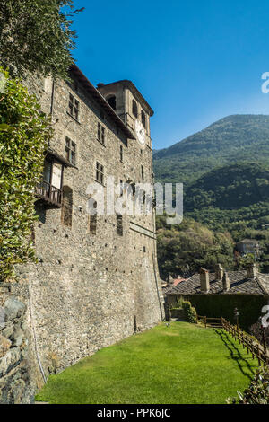 Die Stiftskirche Sant'Egido/Saint Gilles, in der Stadt von Verres im Aostatal. Stockfoto