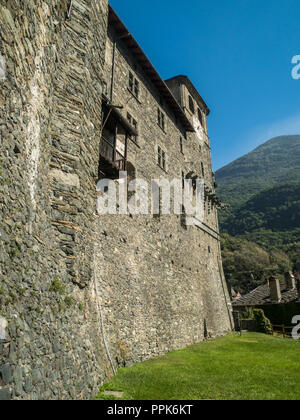 Die Stiftskirche Sant'Egido/Saint Gilles, in der Stadt von Verres im Aostatal. Stockfoto