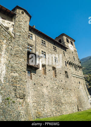 Die Stiftskirche Sant'Egido/Saint Gilles, in der Stadt von Verres im Aostatal. Stockfoto