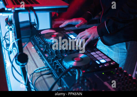 DJ und Abmischen von Musik auf Digital Mixer Controller. In der Nähe - DJ-Performance Controller, digitale midi Plattenspieler System, verstellbare Drehmoment, Aluminium-Turntable Platter, Fader, Regler und Schieberegler, drücken. Stockfoto