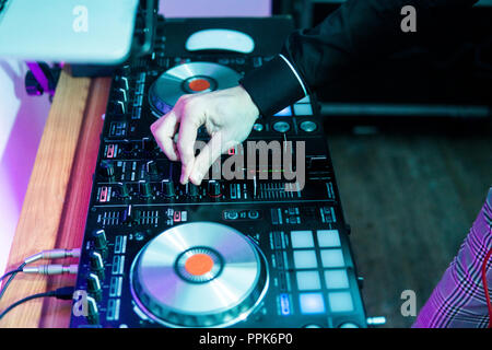 DJ und Abmischen von Musik auf Digital Mixer Controller. In der Nähe - DJ-Performance Controller, digitale midi Plattenspieler System, verstellbare Drehmoment, Aluminium-Turntable Platter, Fader, Regler und Schieberegler, drücken. Stockfoto