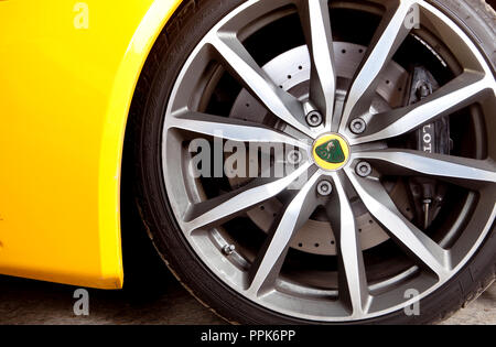 Leuchtend gelben Lotus Evora in einem Bauernhof in den Cotswolds, England, Großbritannien Stockfoto